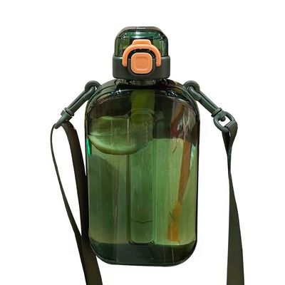 Пластиковая бутылка с водой 750 мл со соломой - ваш обязательный продукт для упражнений на открытом воздухе и фитнеса