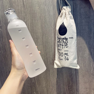 500 мл пластиковая бутылка с водой для спортзала с временной шкалой для современного фитнеса и многоразового дизайна