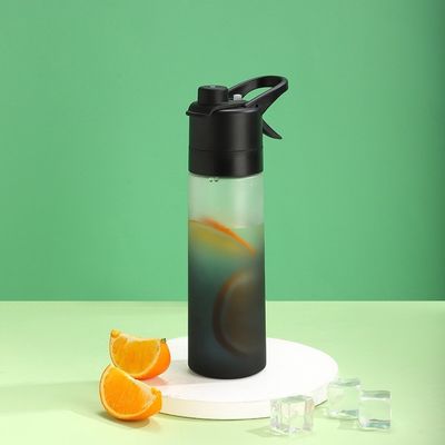 Двухстенная пластиковая спортивная бутылка с наружным спреем для хранения холодной питьевой воды