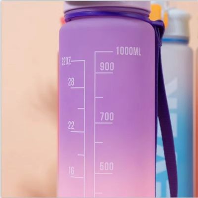 Физическое упражнение на открытом воздухе 1L Пластиковая бутылка для питья для спорта с указателем времени и без изоляции
