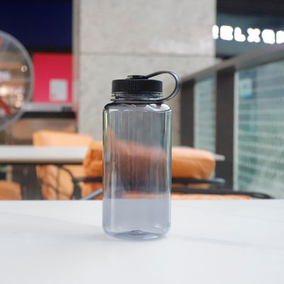 Прочная пластиковая бутылка с водой для спорта проницаемая и свободная от BPA вместимостью 1 литр