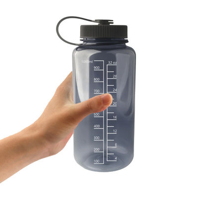 Прочная пластиковая бутылка с водой для спорта проницаемая и свободная от BPA вместимостью 1 литр