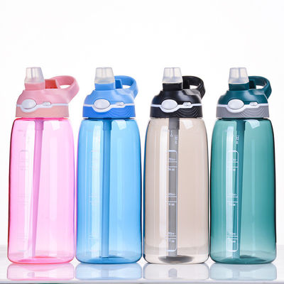 Оставайтесь увлажненными с помощью этой бутылки с водой без BPA из тритана, включающей пластик и соломинку.