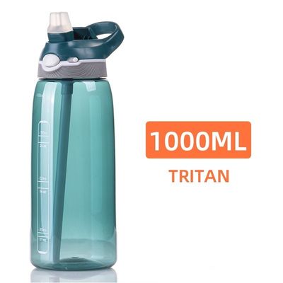Оставайтесь увлажненными с помощью этой бутылки с водой без BPA из тритана, включающей пластик и соломинку.
