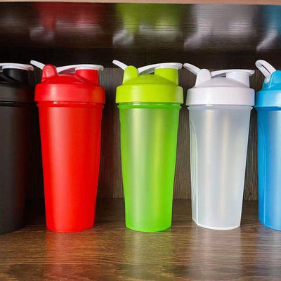 В наличии 700 мл Черные напитки Пластиковые бутылки Фитнес Bpa Бесплатный индивидуальный стройный простой тренажерный зал протеиновый шейкер бутылка тренажерный зал чашки с логотипом