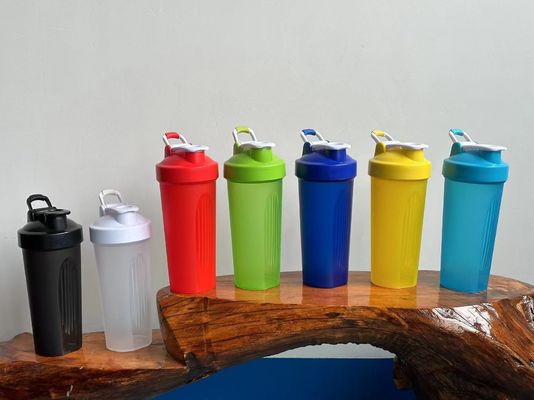 В наличии 700 мл Черные напитки Пластиковые бутылки Фитнес Bpa Бесплатный индивидуальный стройный простой тренажерный зал протеиновый шейкер бутылка тренажерный зал чашки с логотипом