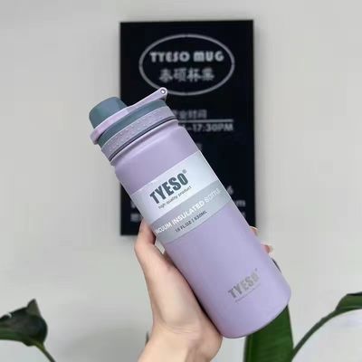 Изолированная спортивная бутылка из нержавеющей стали с соломой без BPA и двойной стеной