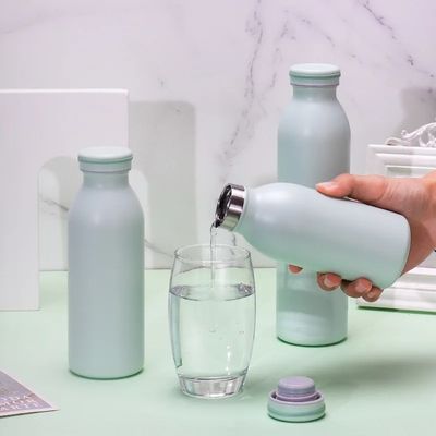 Конфигурация логотипа из нержавеющей стали изолированная бутылка для молока для кемпинга и активных занятий на открытом воздухе